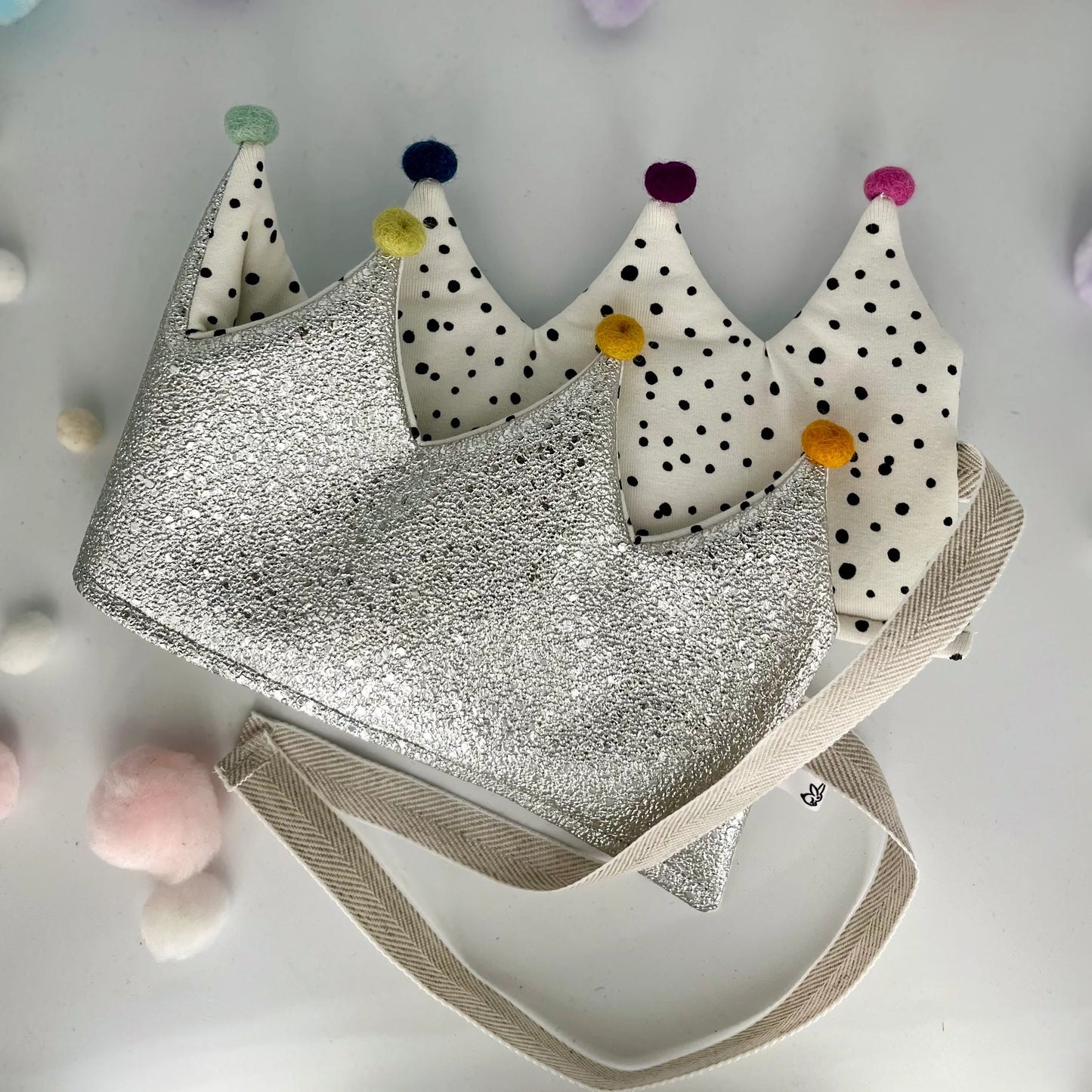 yep. I am handmade Stoffkrone Silber Glitzer Pünktli & Rainbow Pompons Aufgeweckt