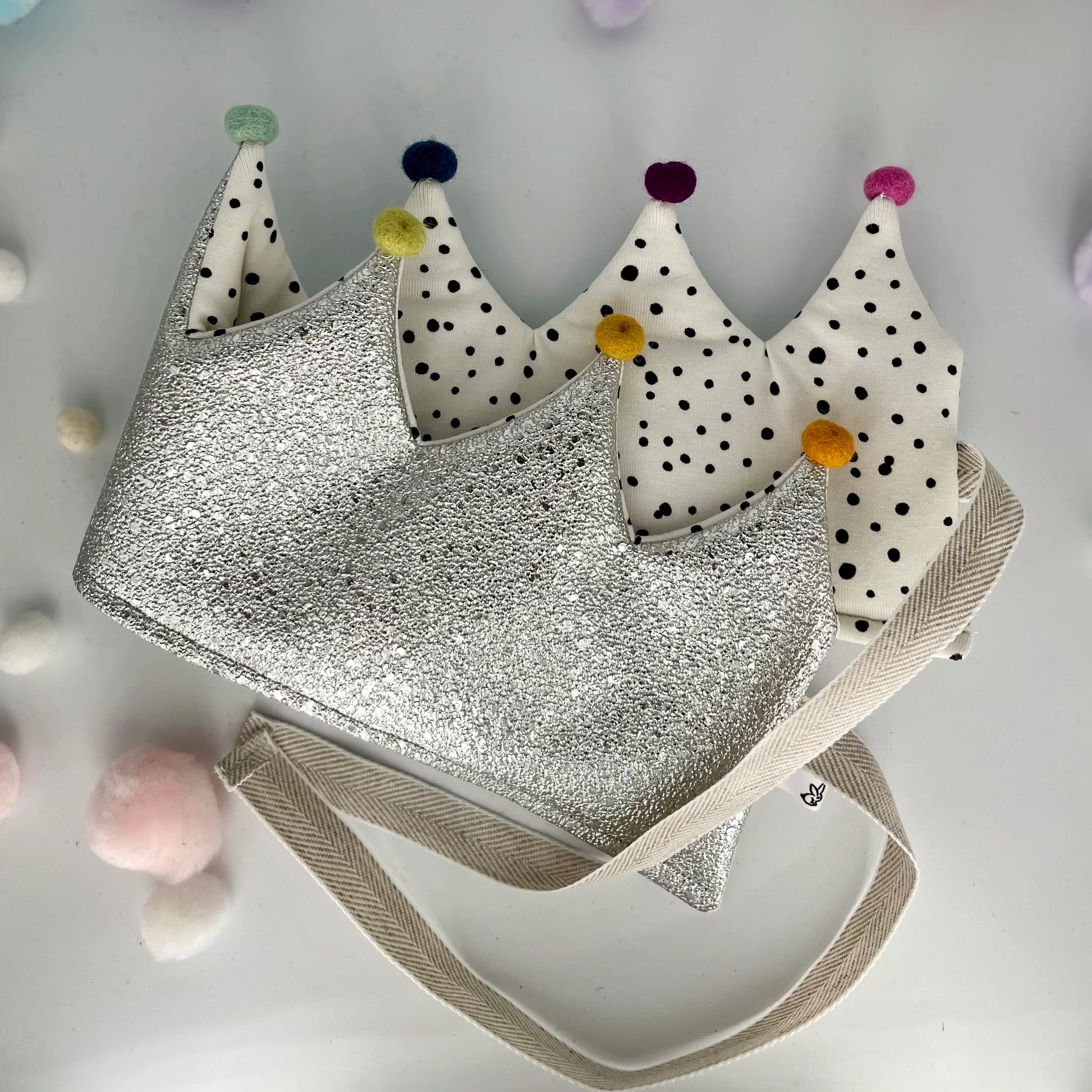 yep. I am handmade Stoffkrone Silber Glitzer Pünktli & Rainbow Pompons Aufgeweckt