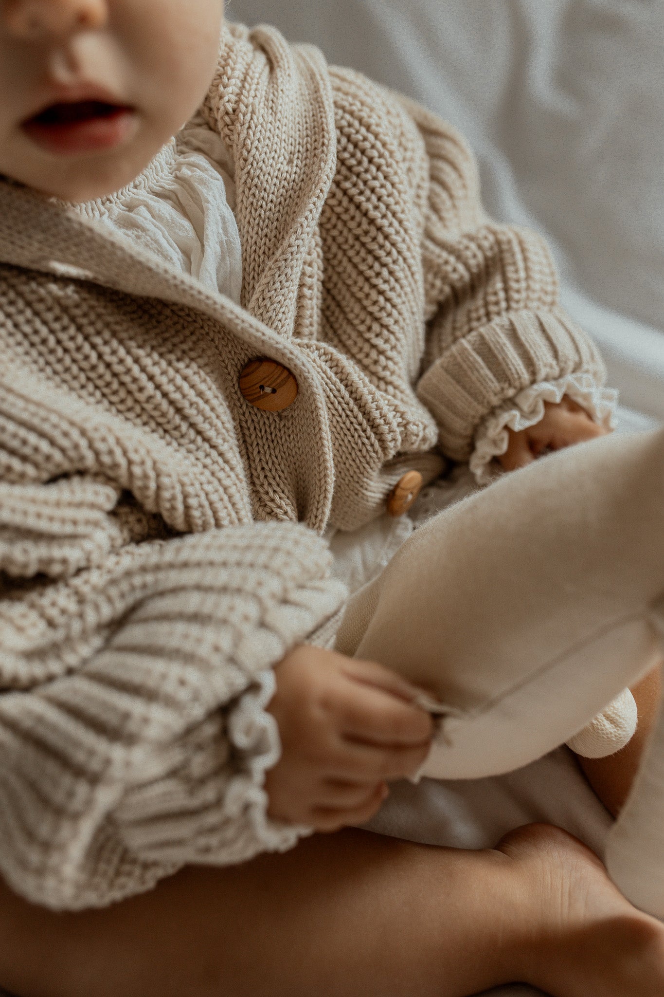 romi. Chunky Knit Cardigan | Oat Aufgeweckt