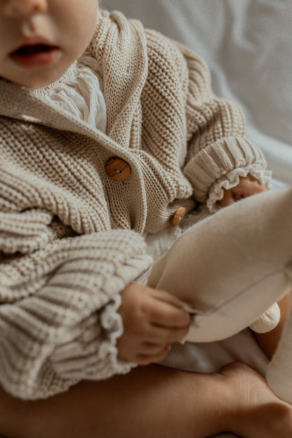 romi. Chunky Knit Cardigan | Oat Aufgeweckt