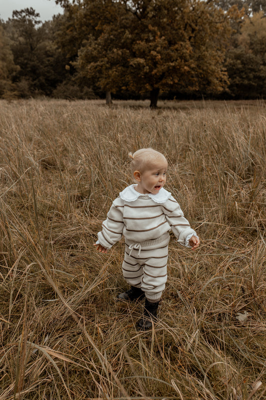 romi. Kinder Strickhose Streifen Aufgeweckt