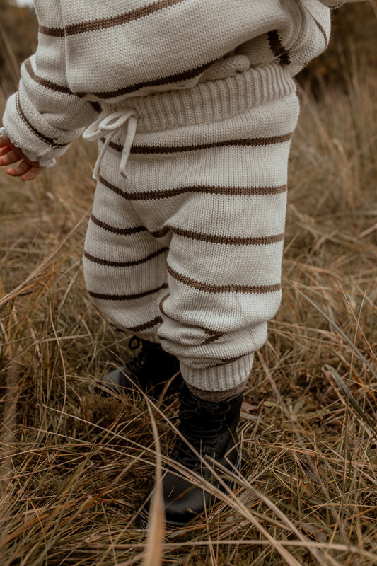 romi. Kinder Strickhose Streifen Aufgeweckt