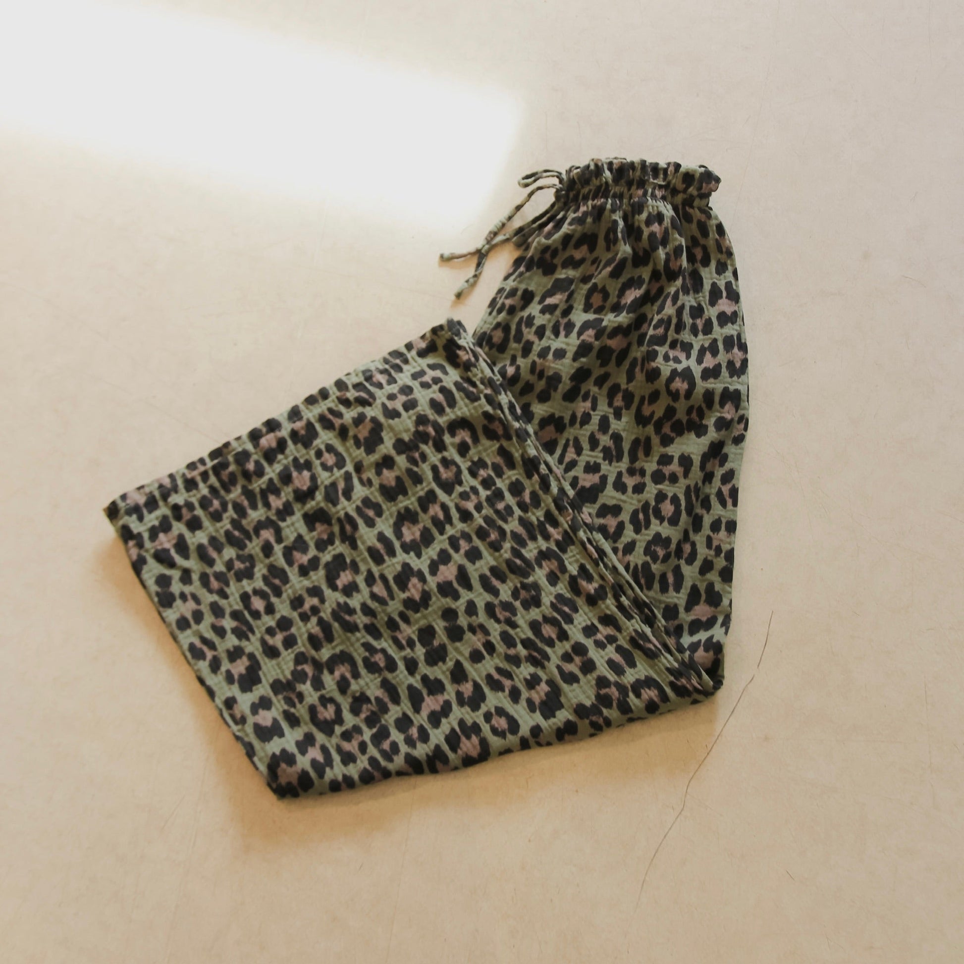 Bazaar Noir Musselin Hose Leo | Khaki - Vorbestellung Mitte September Aufgeweckt