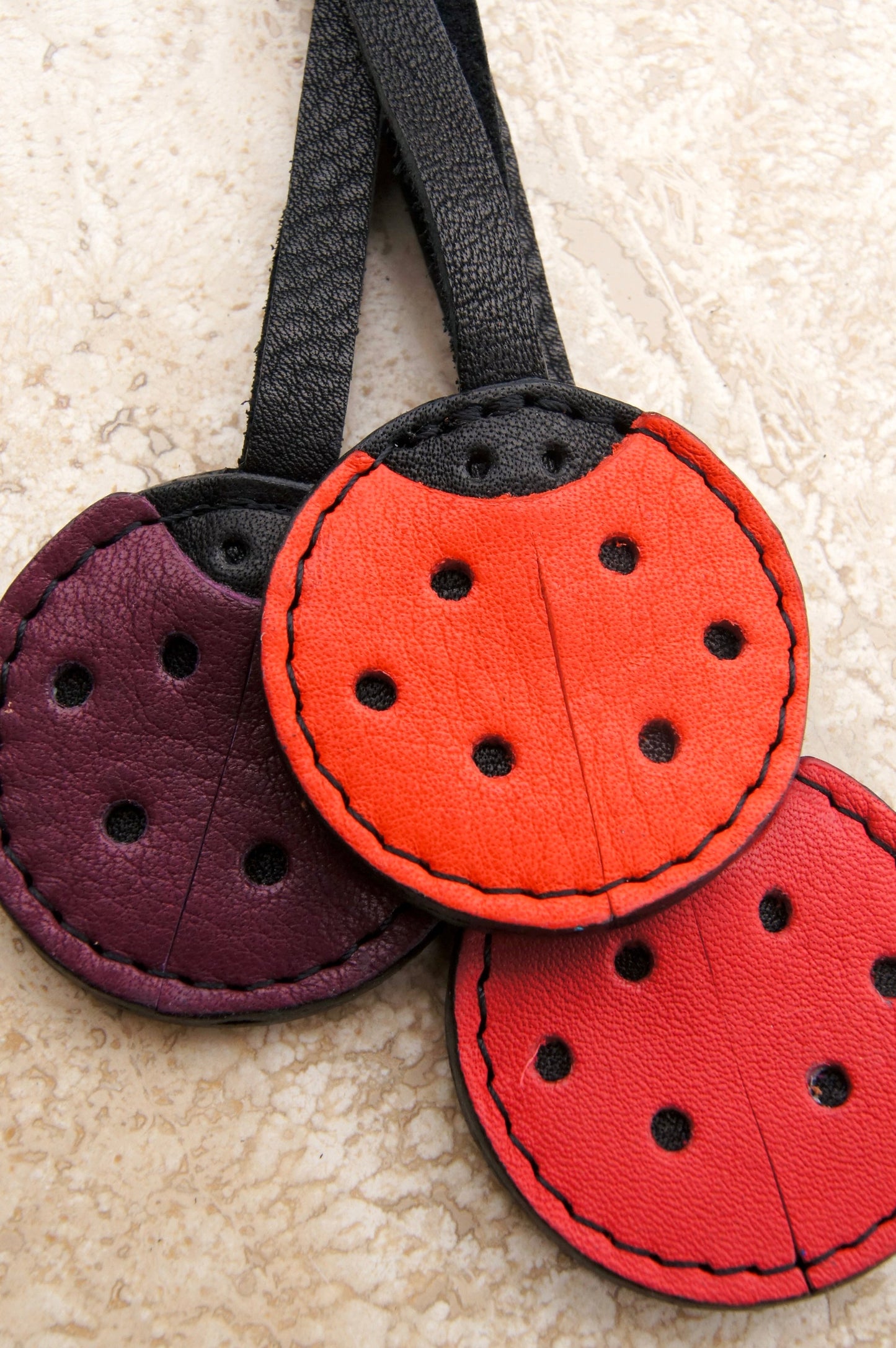 Petit Mai Coccinelle‑Charm Aufgeweckt