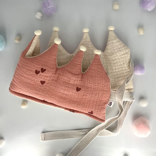 yep. I am handmade Stoffkrone | Geburtstagskrone Herzli aus Musselin mit Pompons Aufgeweckt