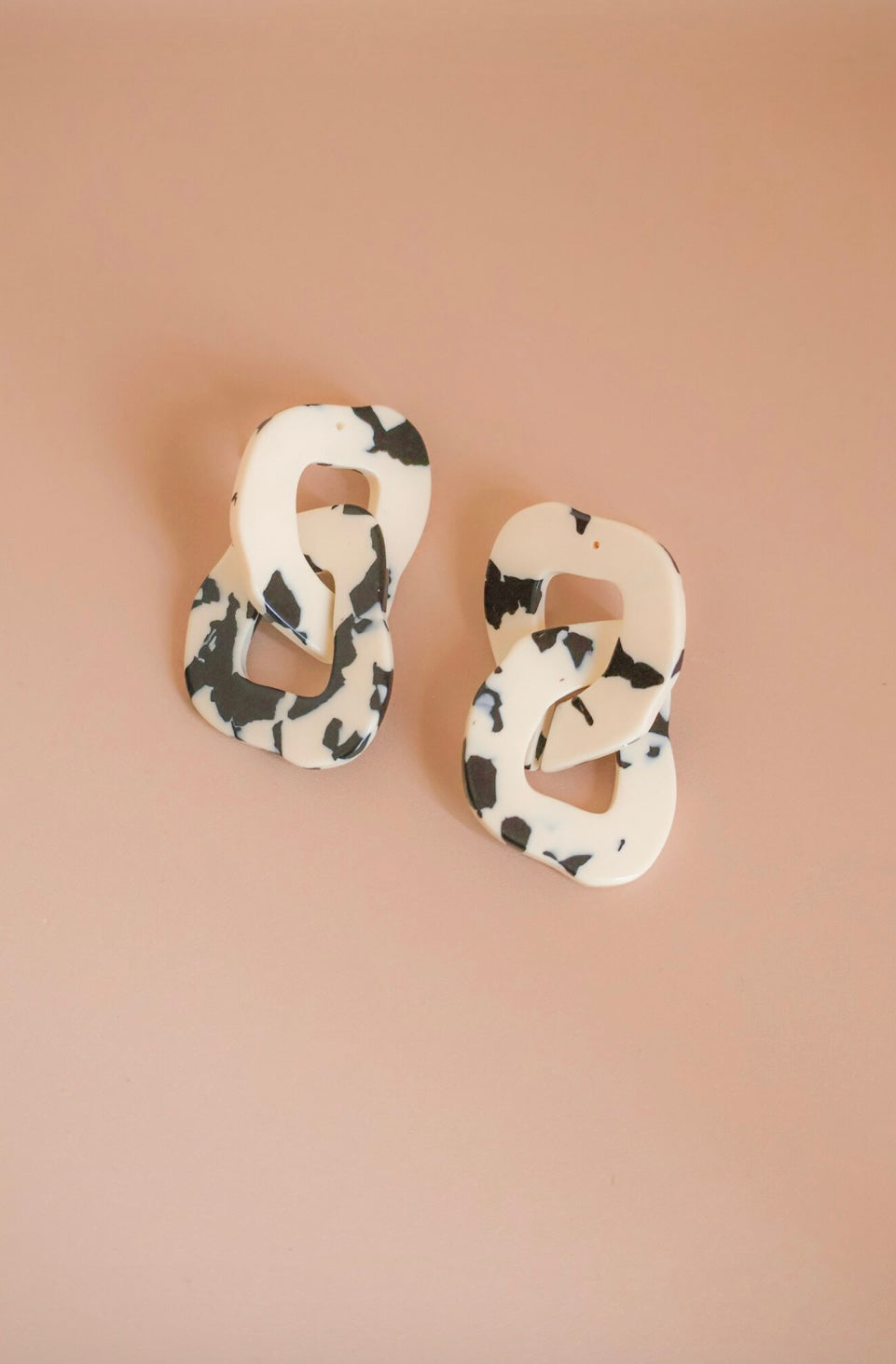 Claudia Nabholz Ohrstecker | schwarz weiß Aufgeweckt