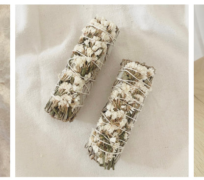 Aufgeweckt Weisses Salbei Räucherbündel mit Trockenblumen Aufgeweckt