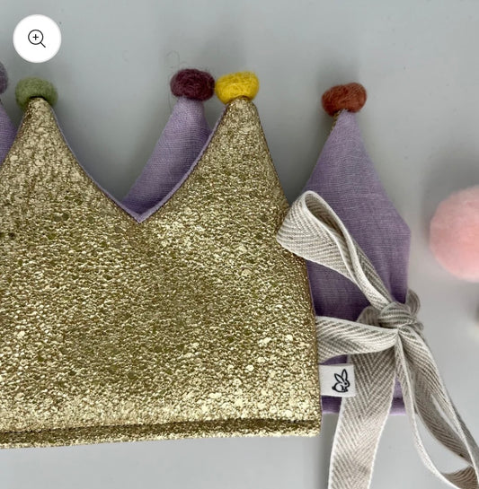 yep. I am handmade Stoffkrone | Geburtstagskrone Stoffkrone | Glitzer Gold Flieder mit Pompons Aufgeweckt