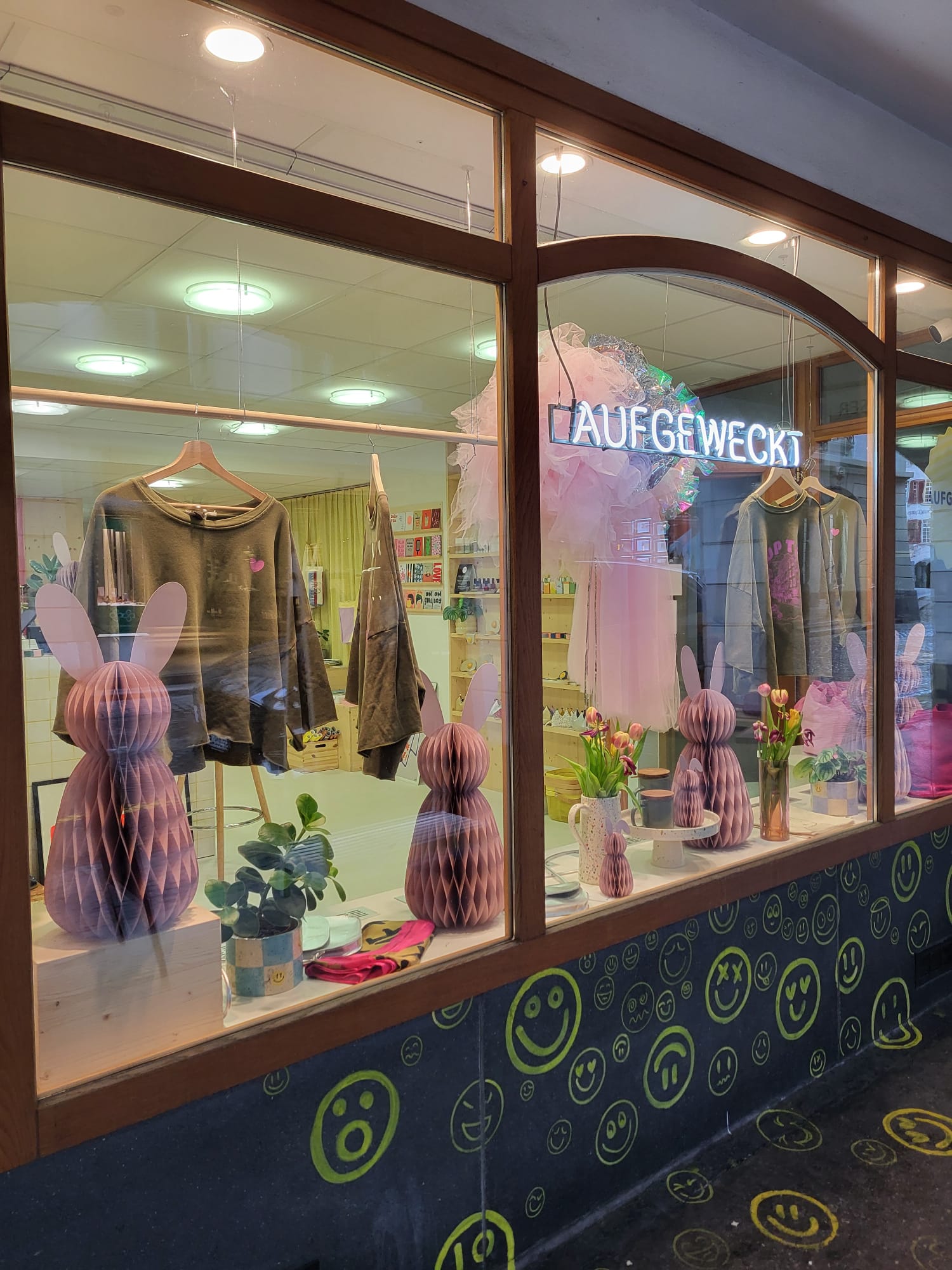 by Vivi. Osterhase aus Papier 60 cm Rosa Aufgeweckt