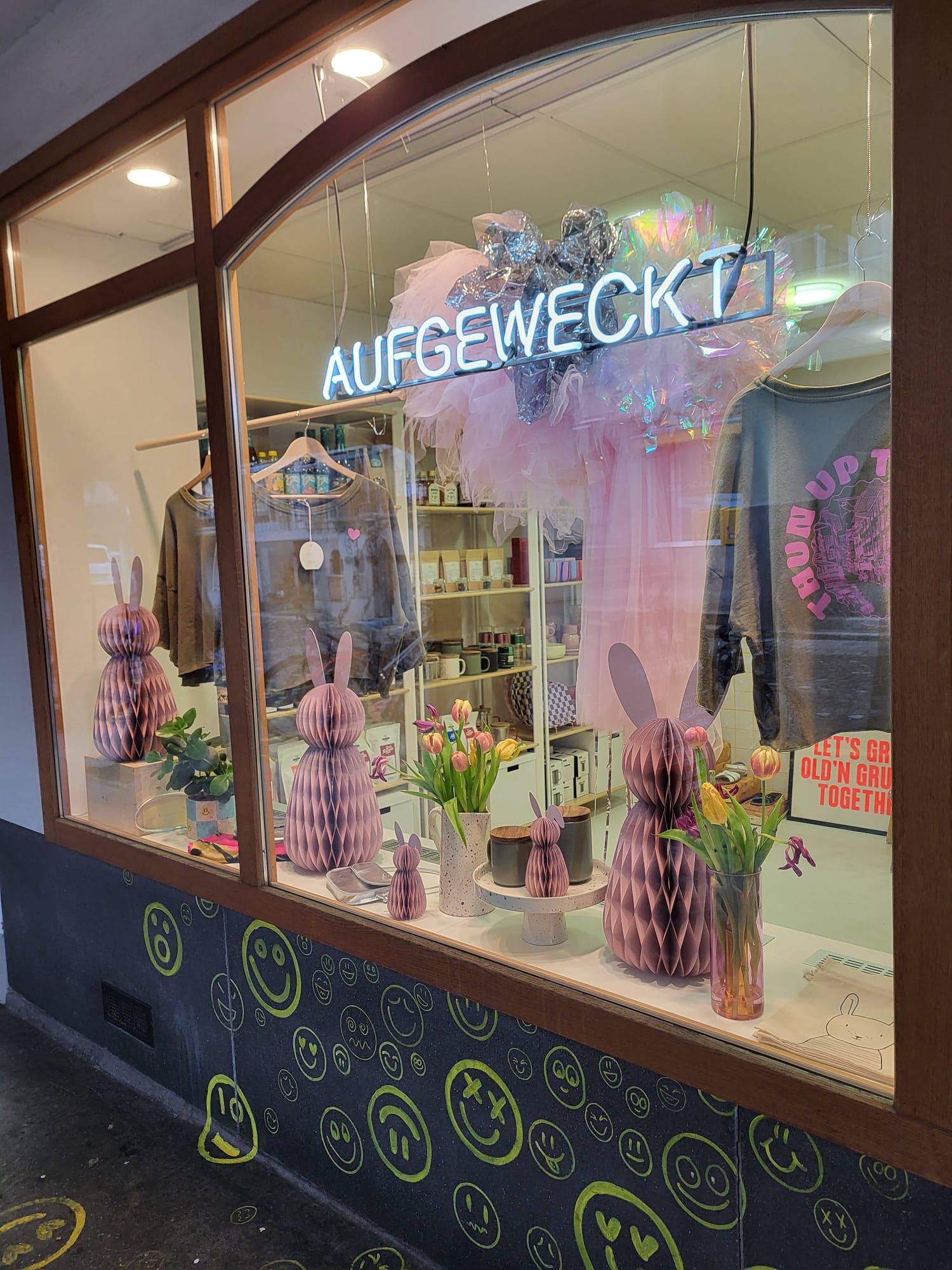 by Vivi. Osterhase aus Papier 60 cm Rosa Aufgeweckt