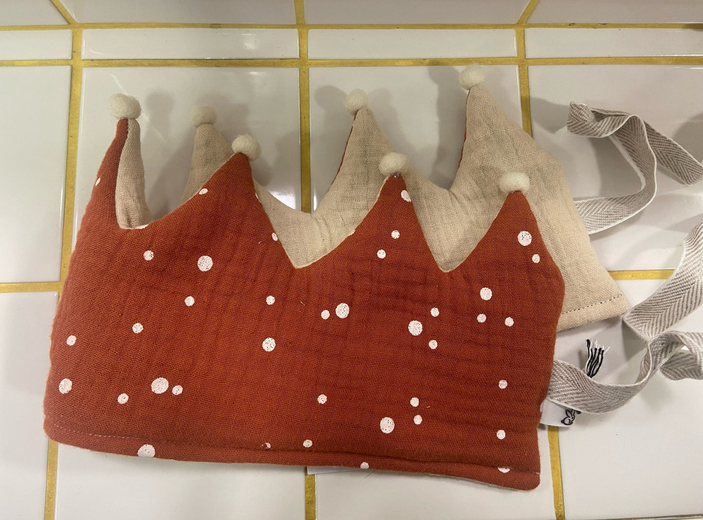 yep. i am handmade Stoffkrone | Geburtstagskrone Rotbraun gepunktet und beige Aufgeweckt