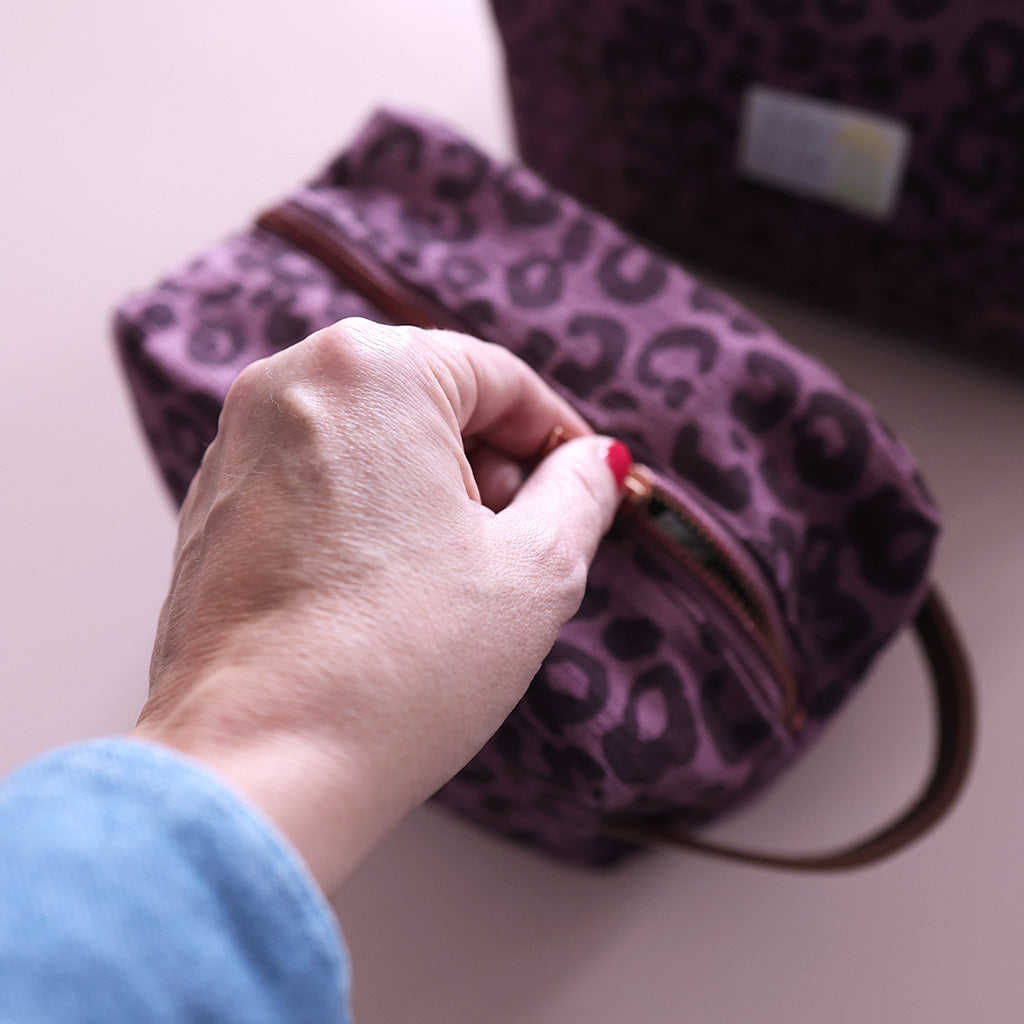 Lili Pepper Blockprint Necessaire | Leo Purple Aufgeweckt