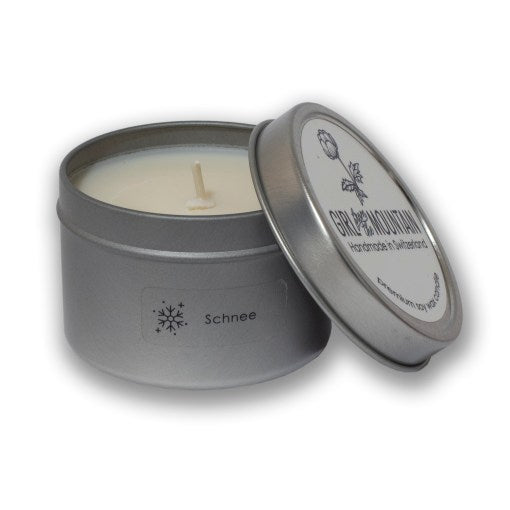 Girl from the Mountain Reisekerze „Schnee“ – WINTER EDITION Aufgeweckt