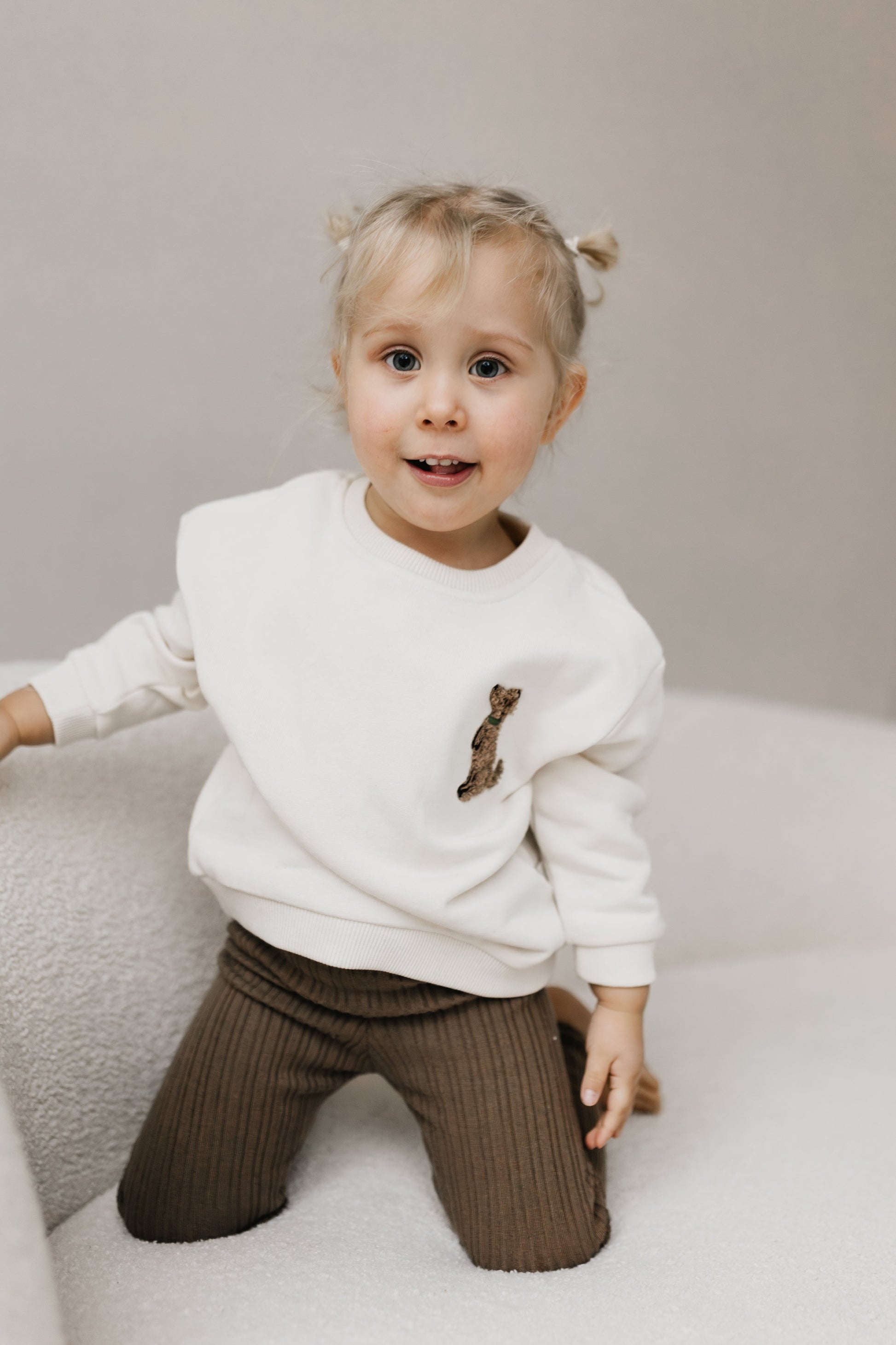 romi. Kids Sweater Puppy | natural Aufgeweckt