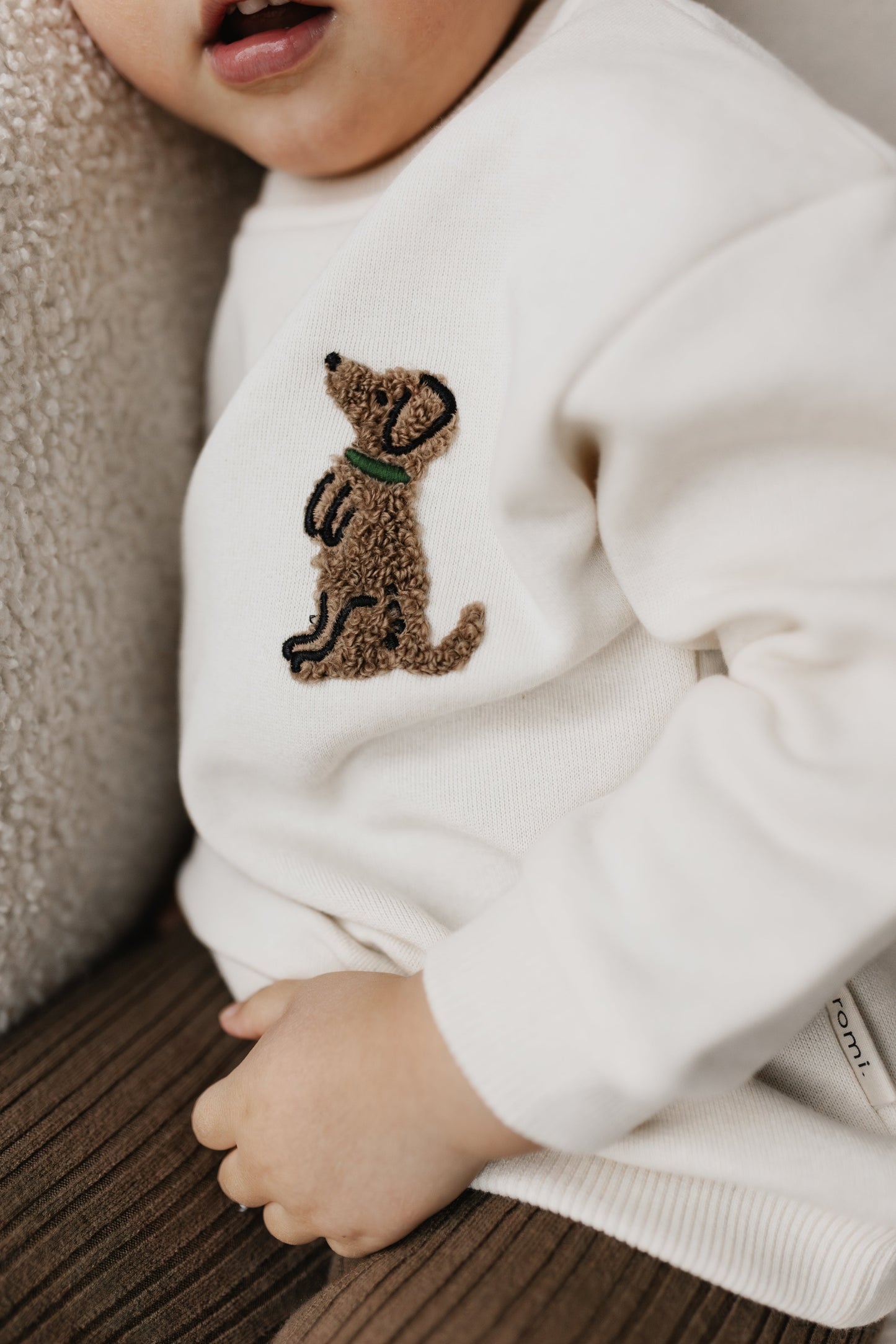 romi. Kids Sweater Puppy | natural Aufgeweckt