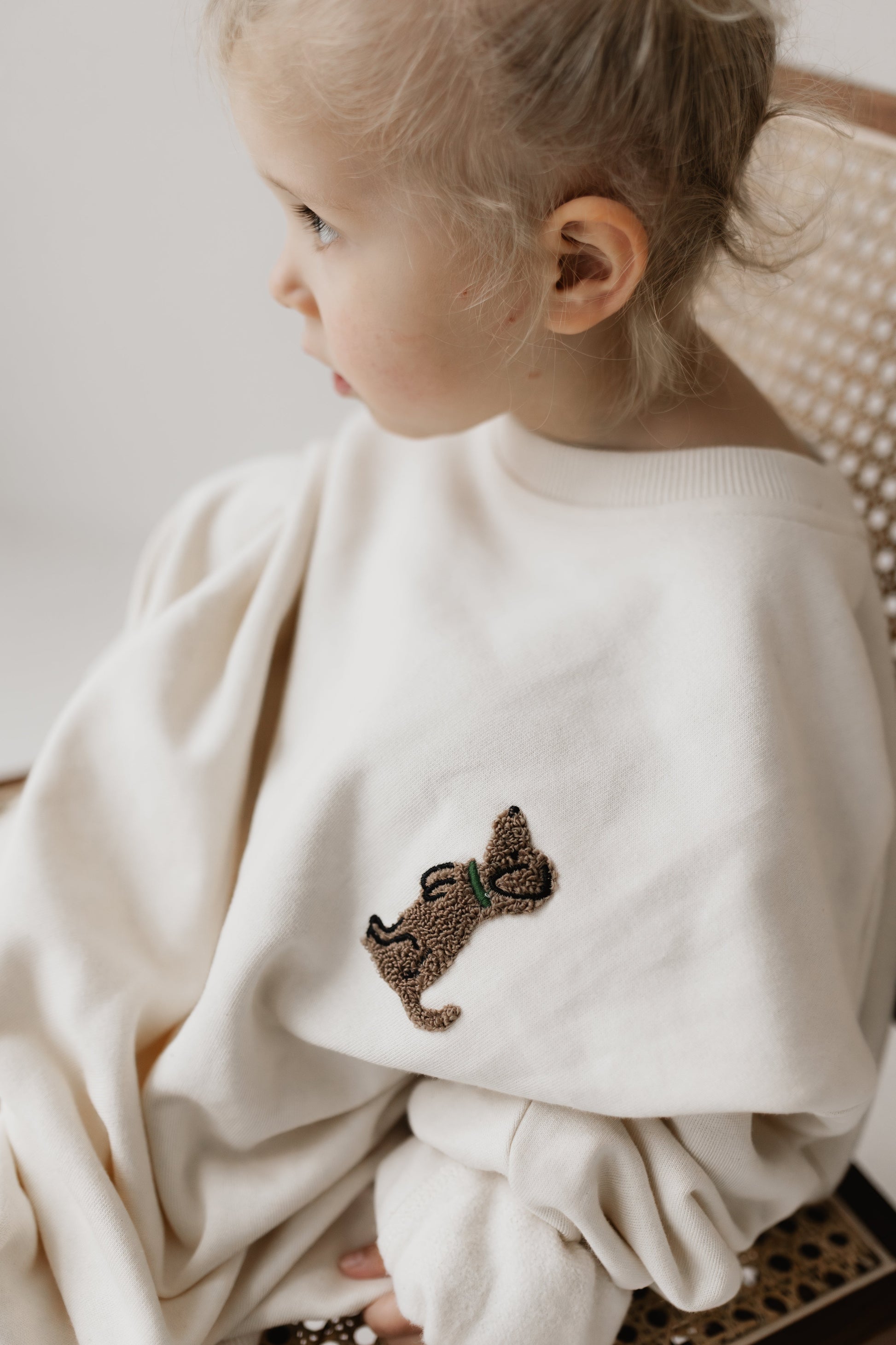 romi. Kids Sweater Puppy | natural Aufgeweckt