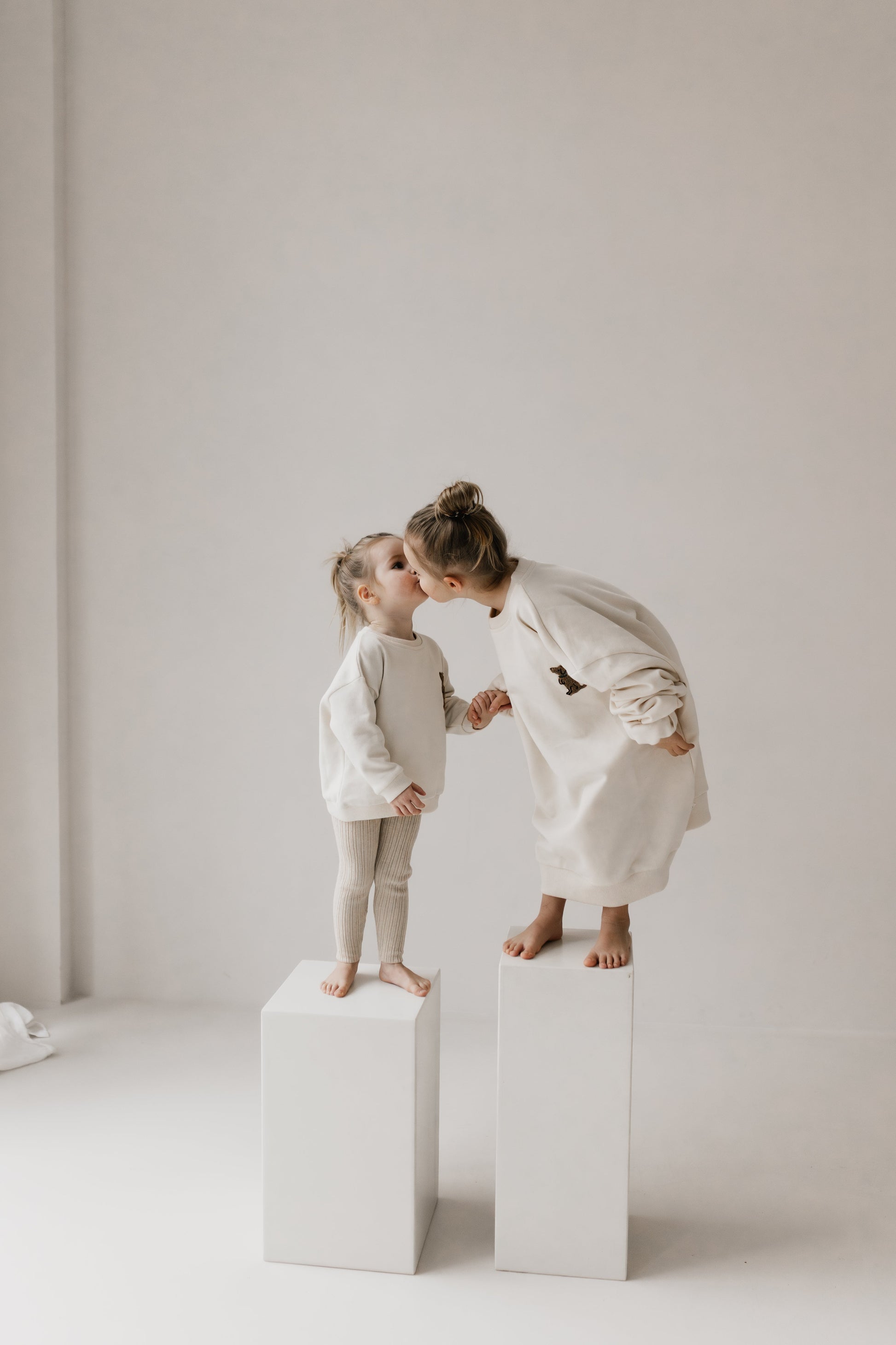 romi. Kids Sweater Puppy | natural Aufgeweckt