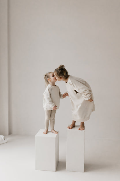 romi. Kids Sweater Puppy | natural Aufgeweckt