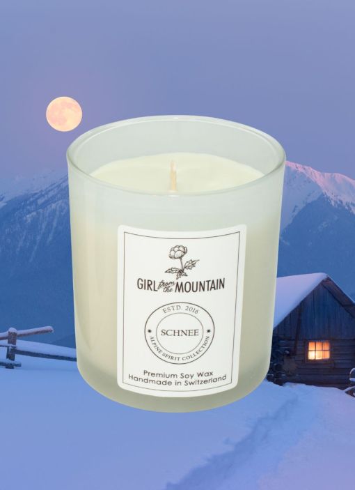 Girl from the Mountain Duftkerze „Schnee“ im Glas – WINTER EDITION Aufgeweckt
