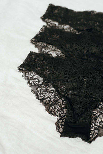 Belle Slip mit Spitze – Schwarz