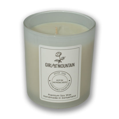 Girl from the Mountain „Alp im Mondschein“ Duftkerze im Glas Aufgeweckt
