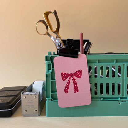 Enskild Mini Karte | Rote Schleife (Geschenk-Anhänger) Aufgeweckt