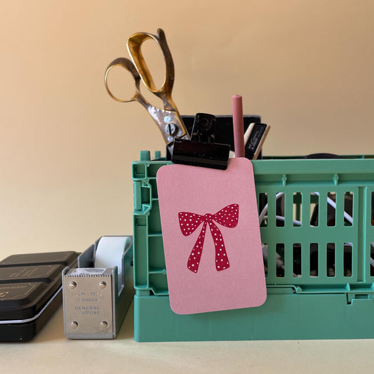 Enskild Mini Karte | Rote Schleife (Geschenk-Anhänger) Aufgeweckt
