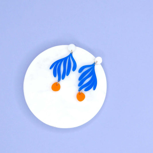 Matisse Florale Blatt Ohrringe aus Acryl – Künstlerischer Touch