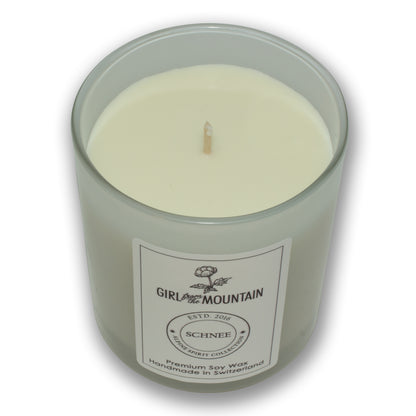 Girl from the Mountain Duftkerze „Schnee“ im Glas – WINTER EDITION Aufgeweckt