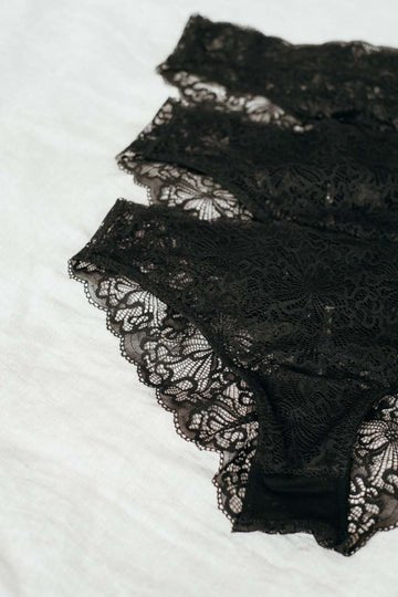 thoughts of september Belle Slip mit Spitze – Schwarz Aufgeweckt